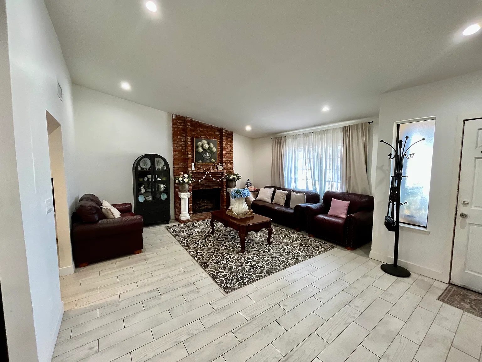 4 bed, 2080 sqft, $3,800 — Photo 2