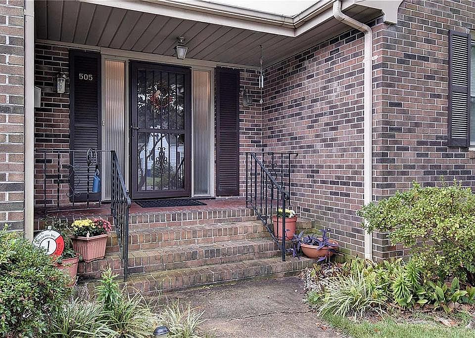 Nice covered front porch