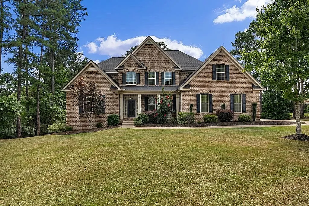 5 bed, 3800 sqft, $3,995 — Photo 3