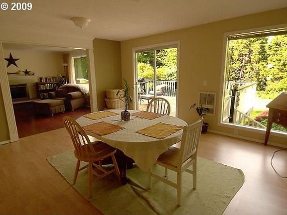 Dining room w/ sliding doors to deck