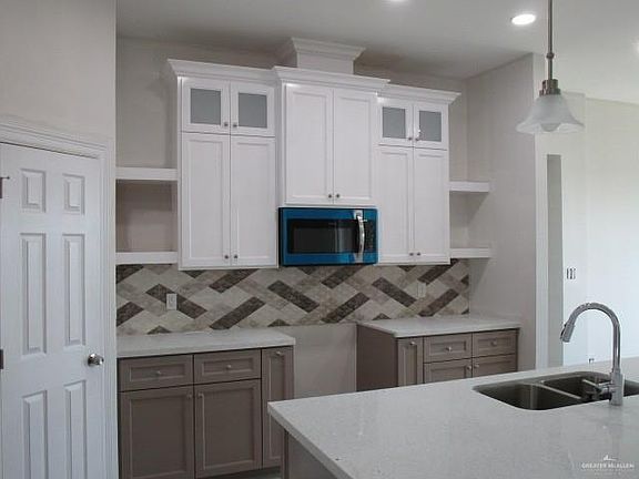 4th image of 907 W Kiwi Ave W