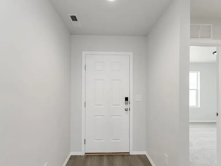 765 SW Alpha St — Photo 2