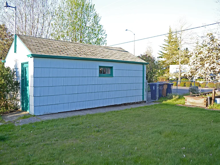 631 N Hawthorne St — Photo 15