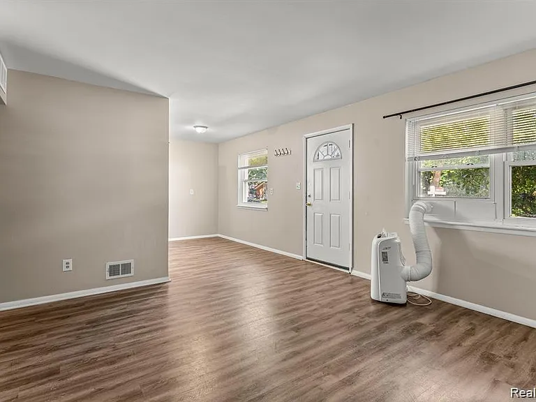 25469 Powers Ave — Photo 5