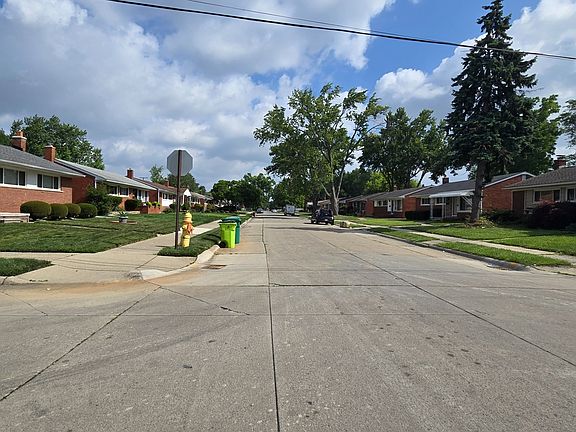 5th image of 21810 Schroeder Ave