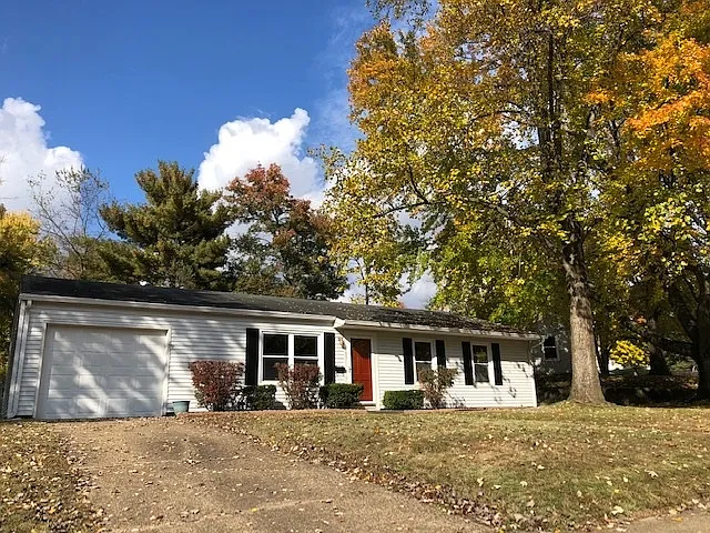 105 Lexington Rd photo 1