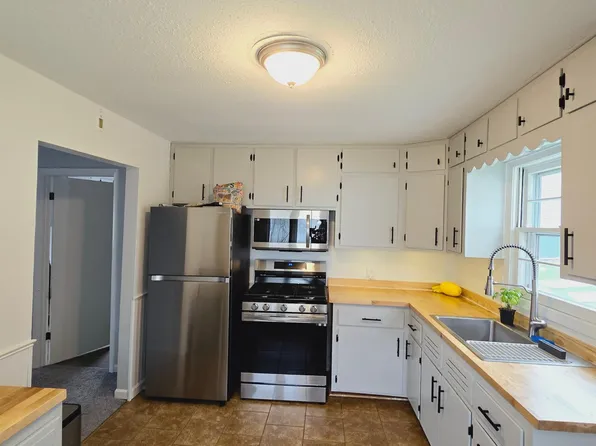 W303N2569 Maple Ave, Pewaukee, WI 53072