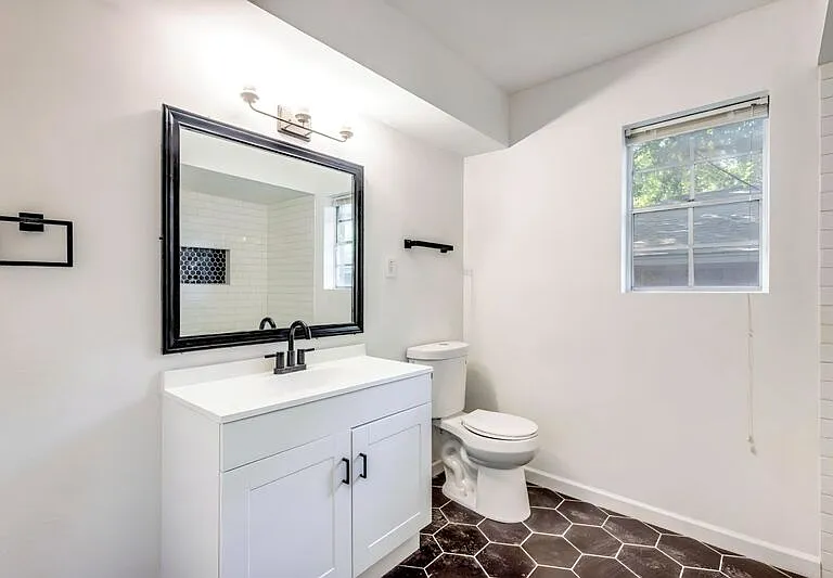 524 N Woods St — Photo 16