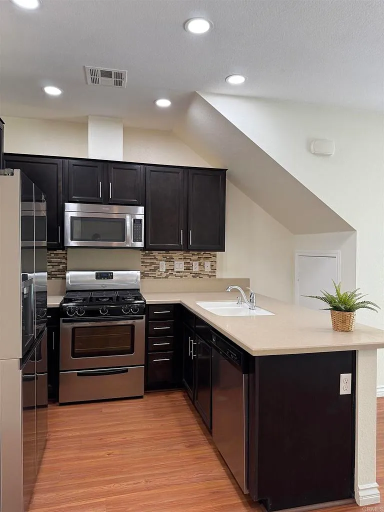 3 bed, 2.5 bath, 1259 sqft, $3,950 — Photo 4