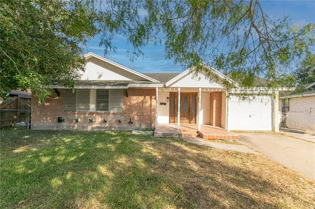 3 bed, 1.0 bath, 1249 sqft, $1,400 — Photo 1