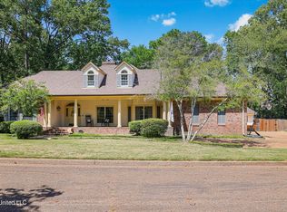 2 Oakleigh Pl, Jackson, MS 39211