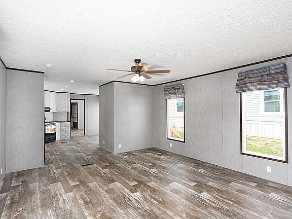 4th image of 305 Oak Mount Dr