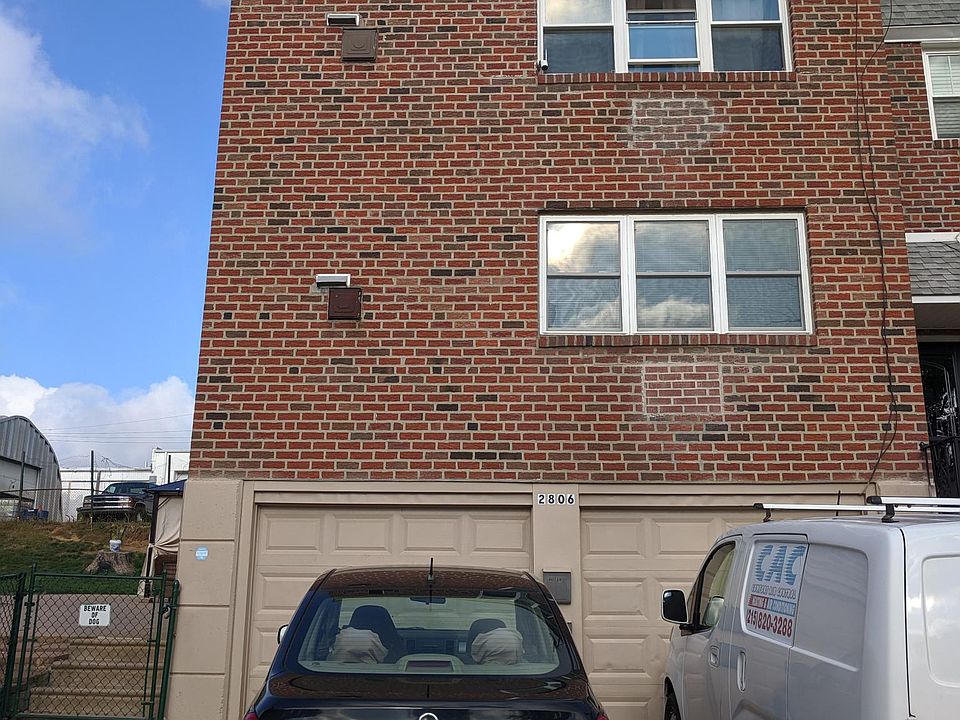 Front of the duplex with 1st floor for rent and left hand side garage( resides on the cul-de-suc)
