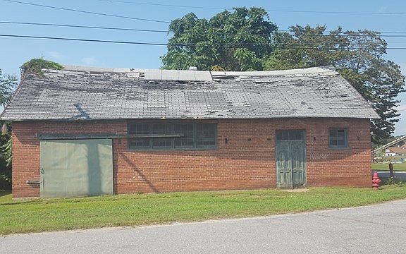 3rd image of 207 Maple St