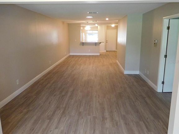 3rd image of 1048 Dunrobin Dr APT C
