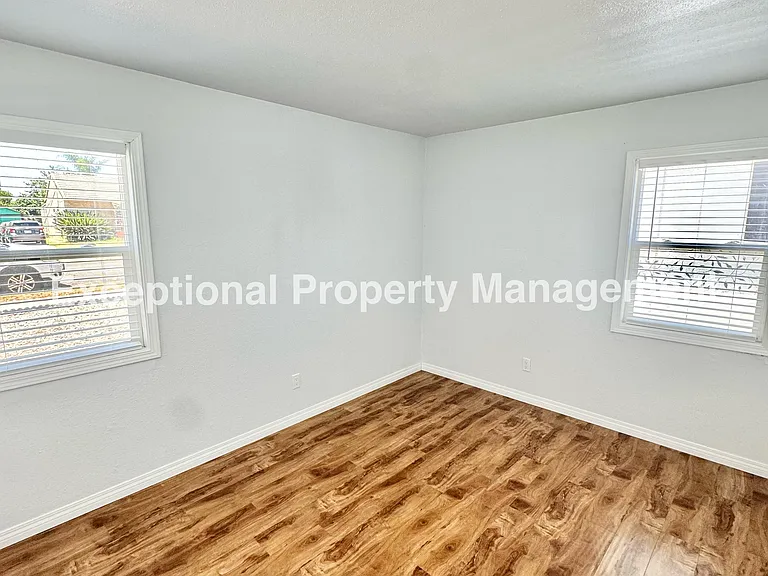 920 Western Ave — Photo 8