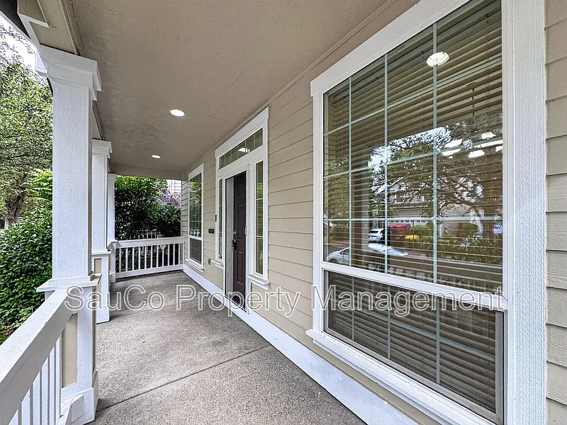 4 bed, 2.5 bath, 1961 sqft, $2,600 — Photo 3