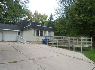 1030 S 7th St, De Pere, WI 54115