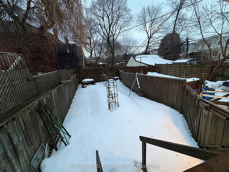 2471 Gerrard St E — Photo 10