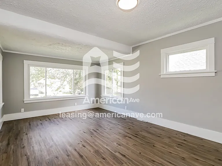 1392278_005_wm_-_living_room_13193108.jpg