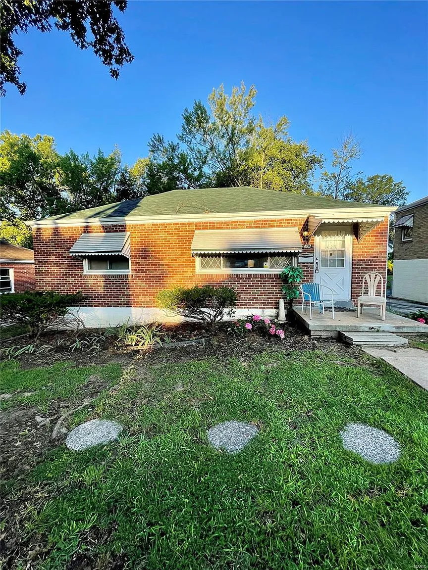 423 Warfield Ave photo 1