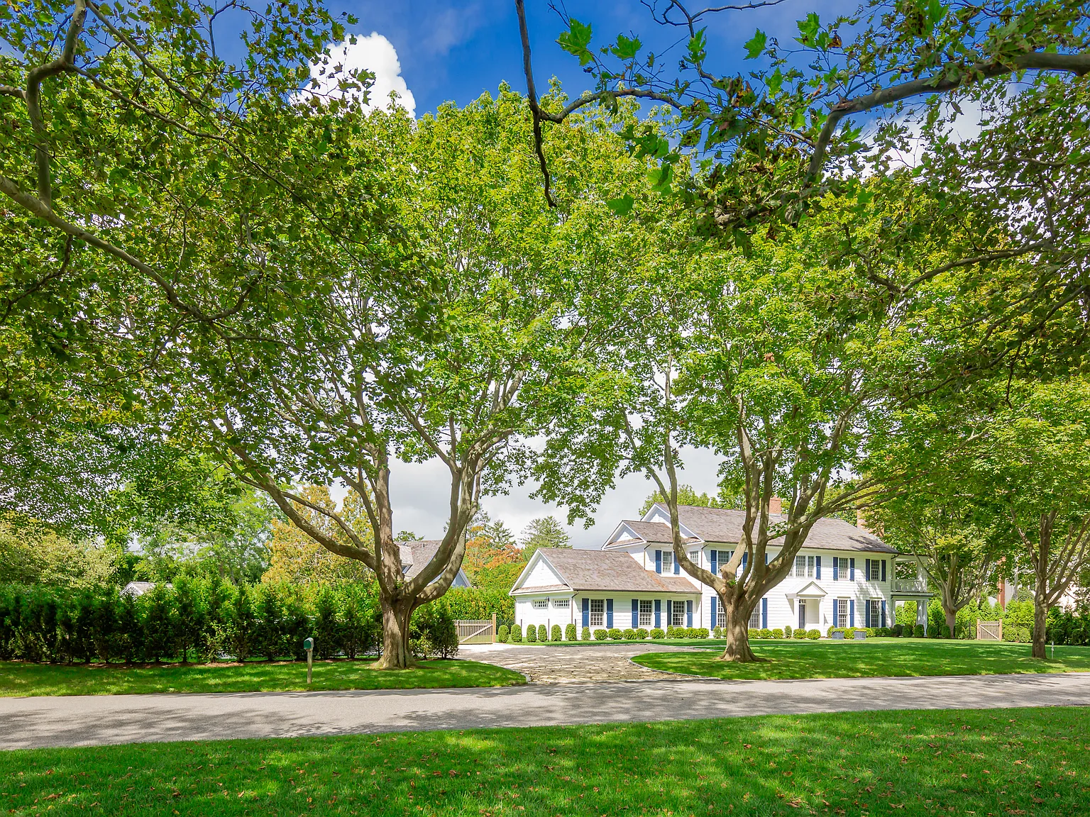 Southampton Village - Close to Beach — Photo 3
