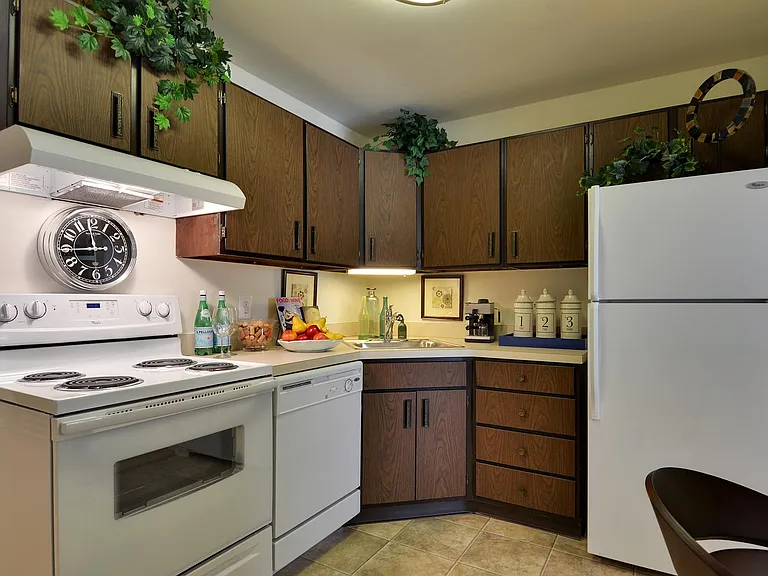 Hickory Hills Condominiums — Photo 2