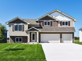 1172 Woodland Dr, Howard Lake, MN 55349