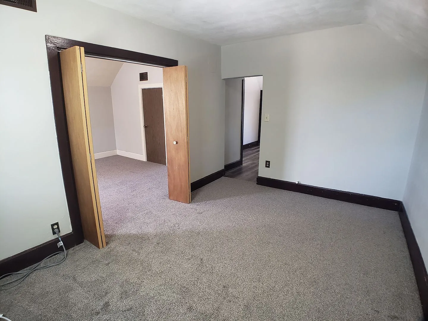 Cozy 2 Bedroom 1 bath Upstairs with Garage — Photo 2