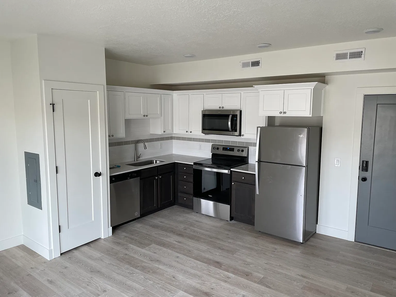 1272 E Hudson Ave — Photo 1