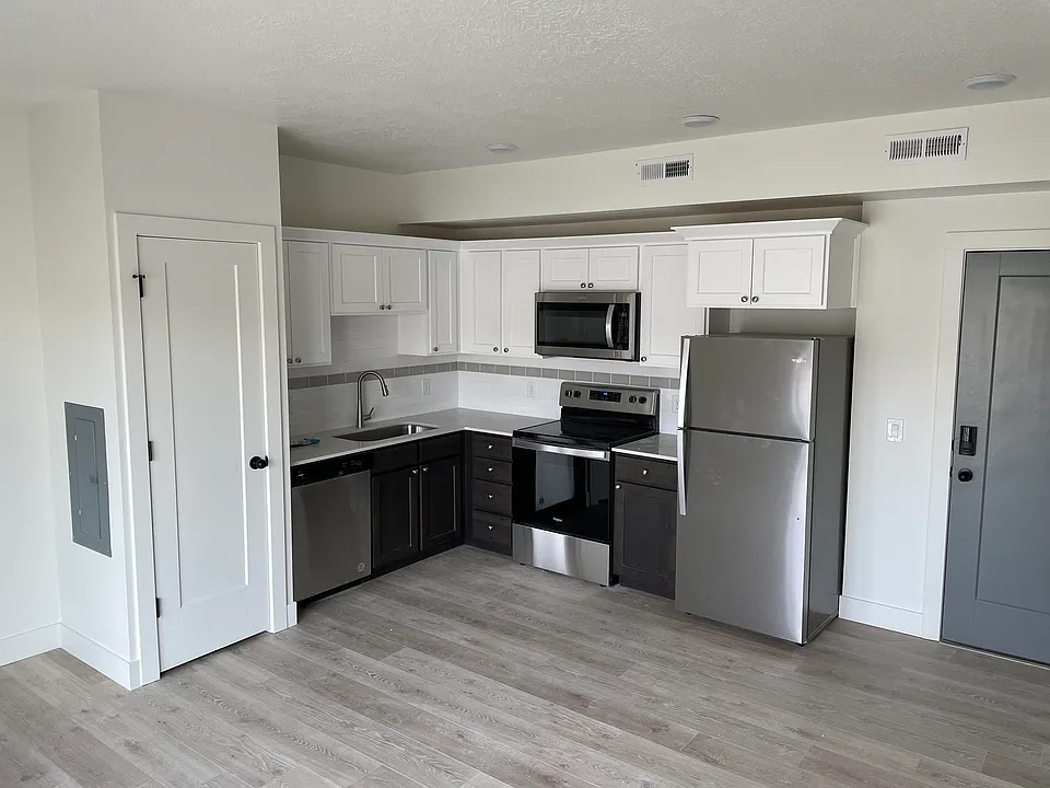 1272 E Hudson Ave #209