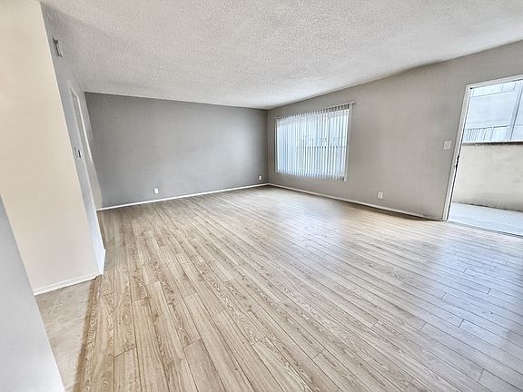 Spacious & airy Studio in center of quiet build, with large windows~
Plenty of room for your own design~