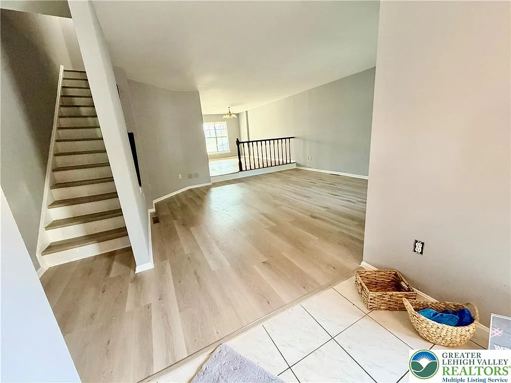 3 bed, 2.5 bath, 2046 sqft, $2,550 — Photo 3
