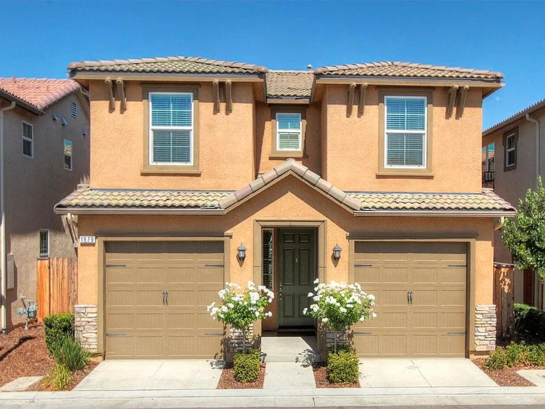 1579 N Strada Way — Photo 1