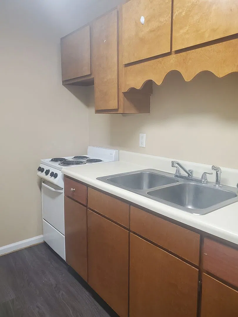 Henderson Road 8 Plex Apartments — Photo 3