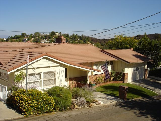 Beautful curb appeal!