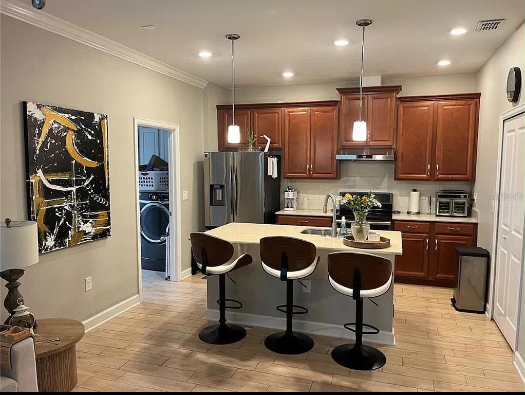 3 bed, 3.0 bath, 1717 sqft, $2,950 — Photo 3