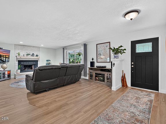 4th image of 105 Eddy Ln