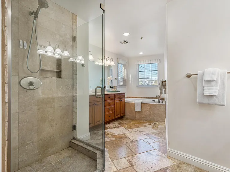 255 La Paloma — Photo 31