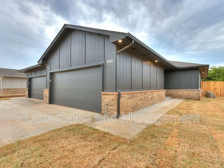 8012 NW 110th Dr — Photo 1