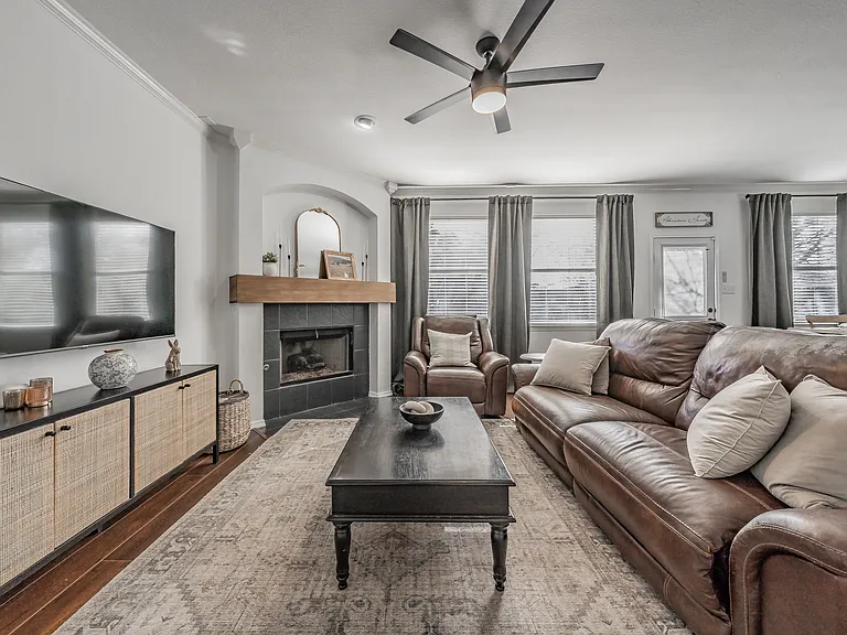 2304 Hickory Ct — Photo 43