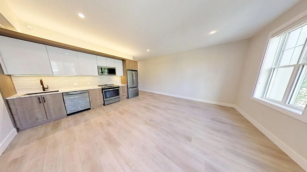 5726 Inglis Street — Photo 4