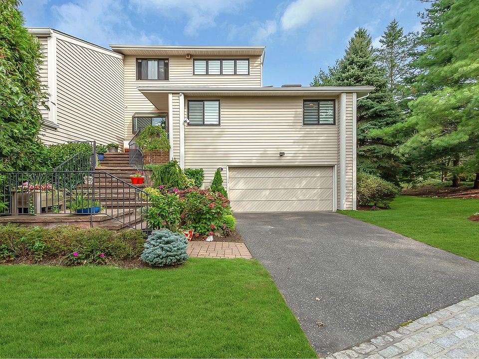 1st image of 2 Chestnut Ln