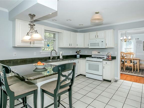 5th image of 90 Penfield Ave