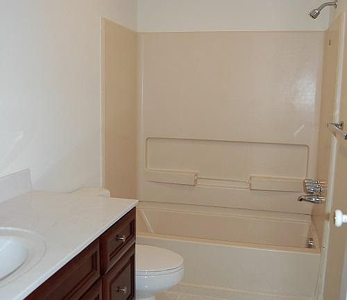 Main level bath with tub/shower combination