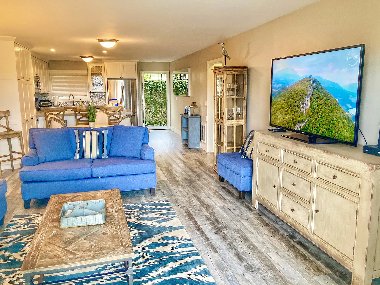 2 bed, 1100 sqft, $6,500 — Photo 3