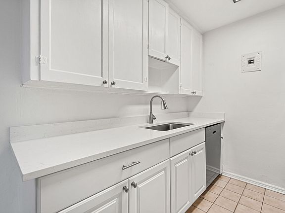 3rd image of 525 N Jackson St APT 103