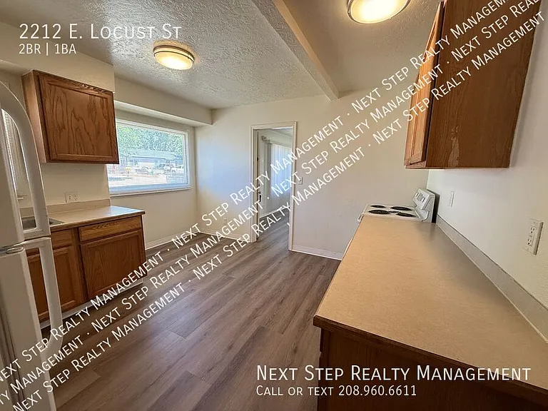 2212 E Locust St — Photo 5