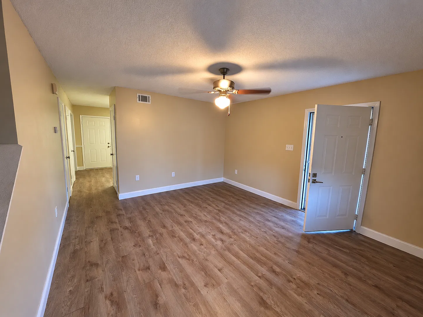 2 bed, 1.5 bath, 1020 sqft, $1,295 — Photo 3