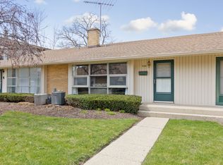 920 N Milwaukee Ave APT E, Libertyville, IL 60048